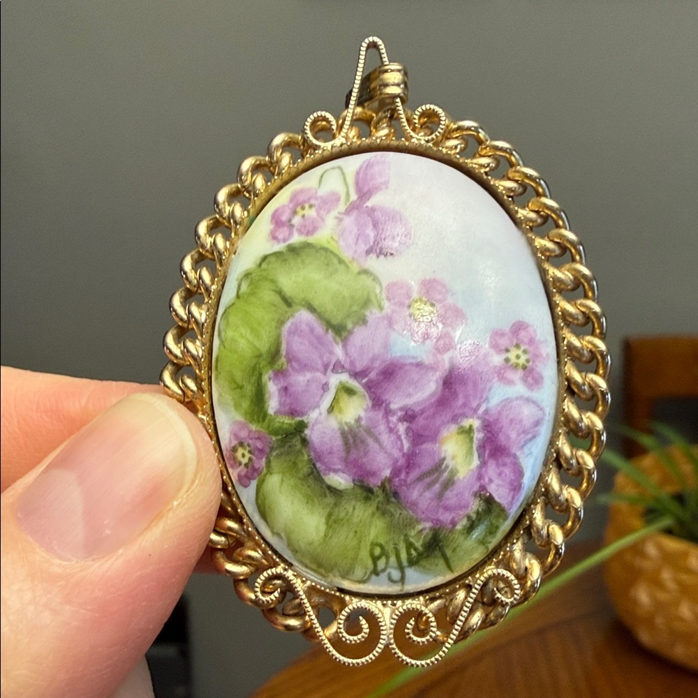 Vintage 1970s Hand Painted Ceramic Cabochon Rolled Gold African Violets Pendant - Picture 7 of 8